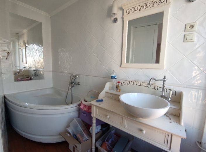 Image No.11-10 Bed Property for sale