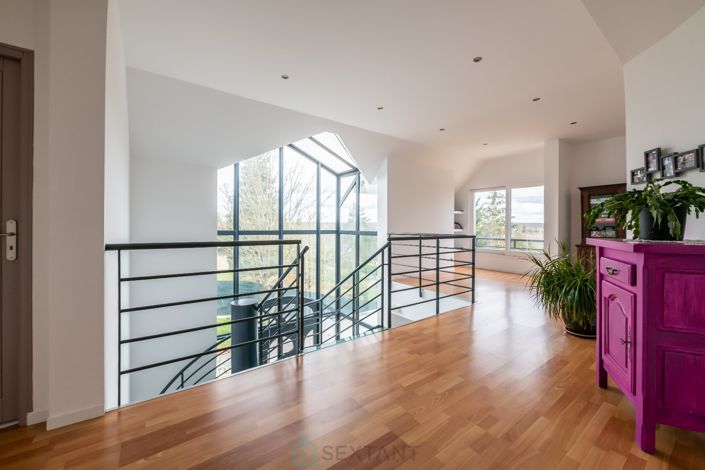 Image No.10-8 Bed Property for sale