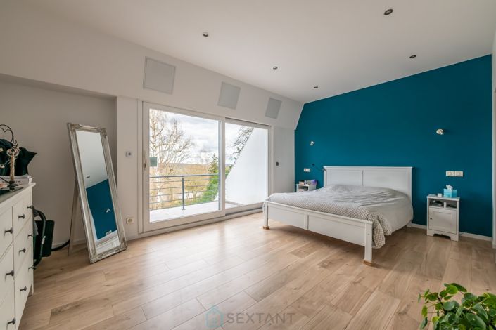 Image No.15-8 Bed Property for sale