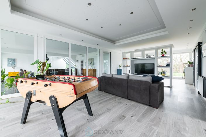 Image No.8-8 Bed Property for sale