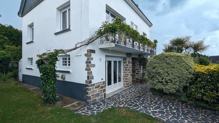 Image No.1-5 Bed Property for sale