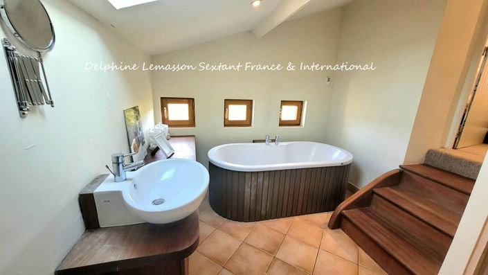 Image No.11-7 Bed Property for sale