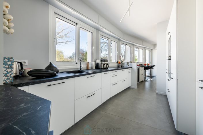 Image No.11-4 Bed Property for sale