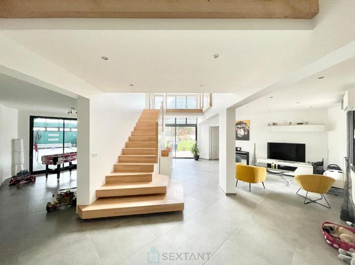 Image No.5-5 Bed Property for sale