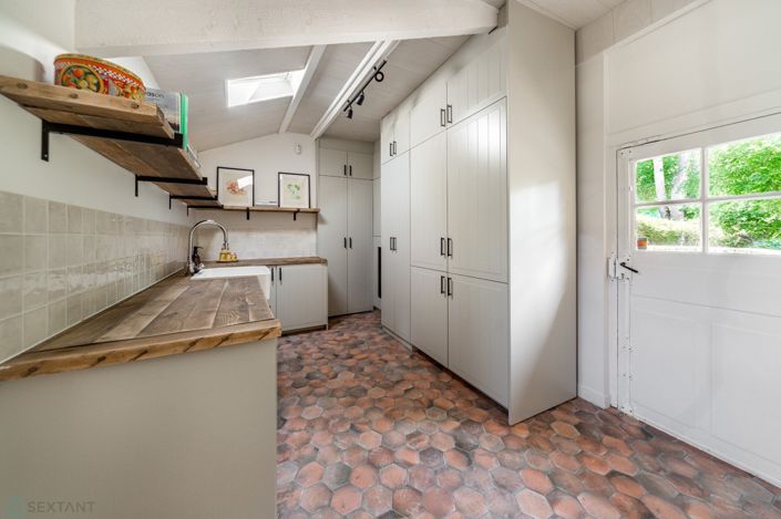 Image No.9-6 Bed Property for sale