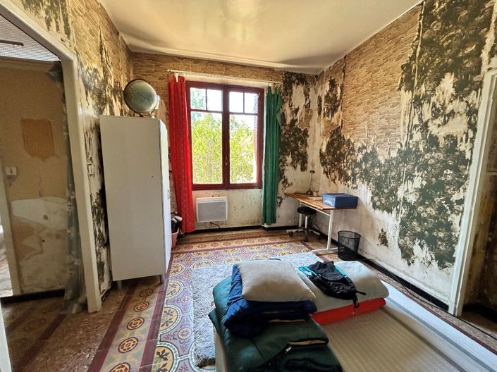 Image No.12-2 Bed Property for sale