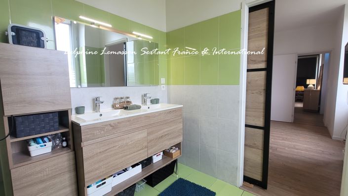 Image No.10-8 Bed Property for sale