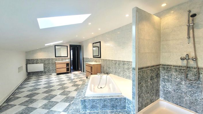 Image No.23-8 Bed Property for sale