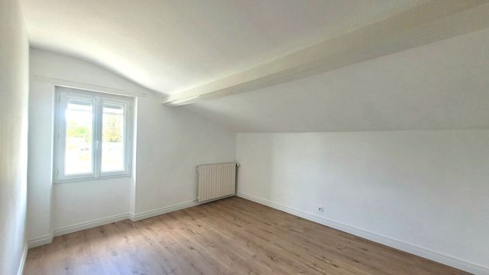 Image No.24-8 Bed Property for sale