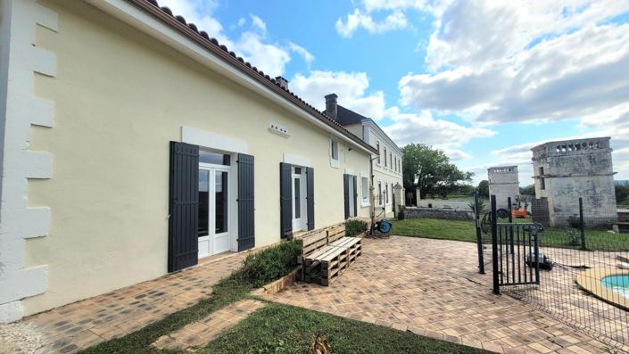 Image No.28-8 Bed Property for sale