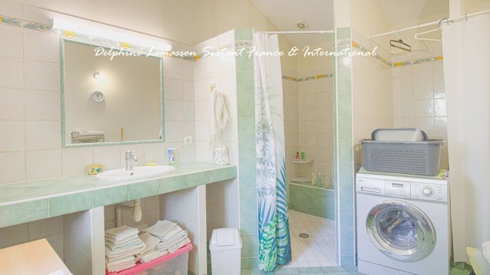 Image No.20-8 Bed Property for sale