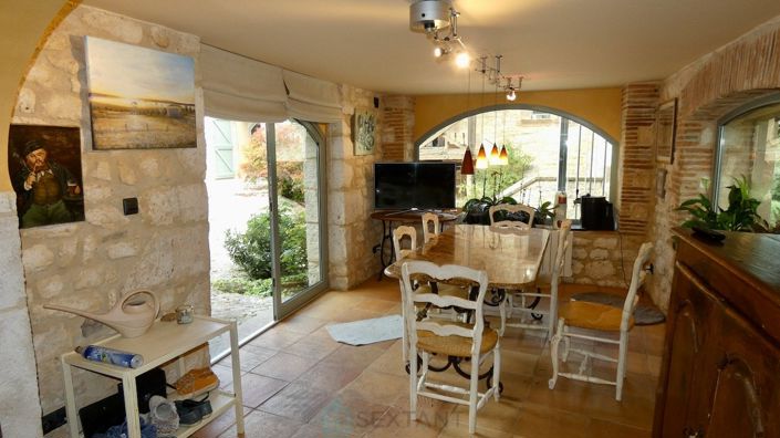 Image No.12-6 Bed Property for sale