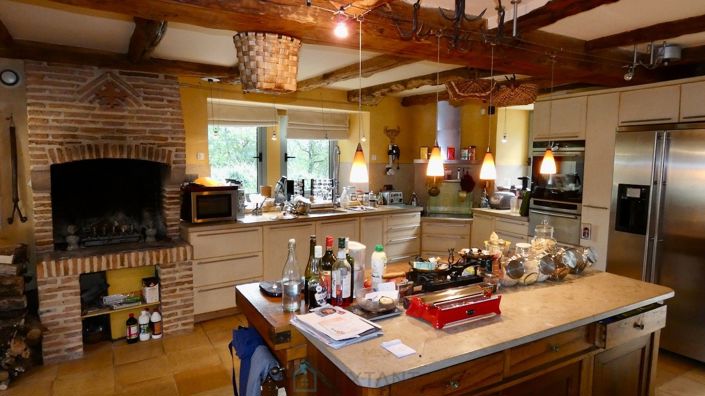 Image No.14-6 Bed Property for sale