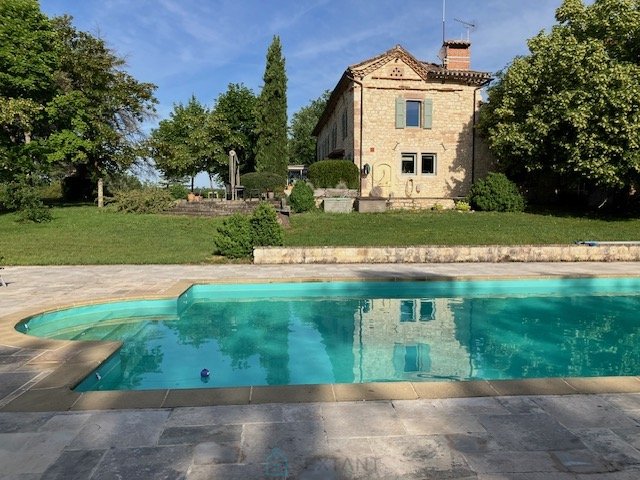 Image No.3-6 Bed Property for sale