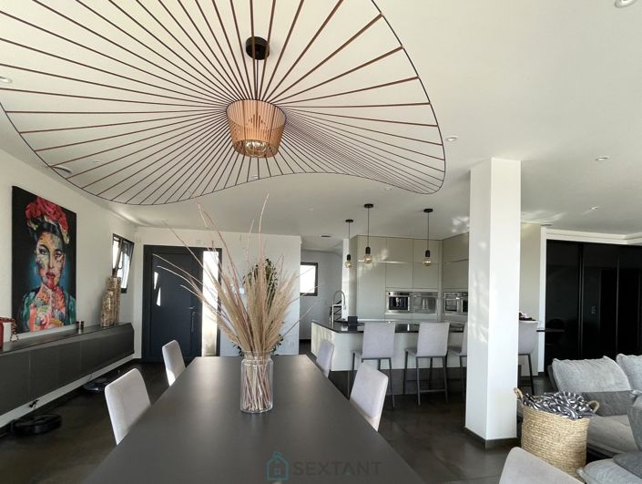 Image No.10-6 Bed Property for sale