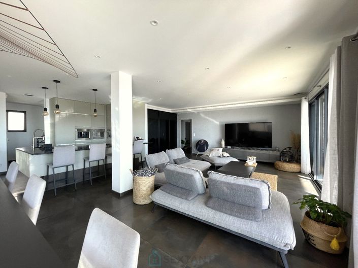 Image No.11-6 Bed Property for sale