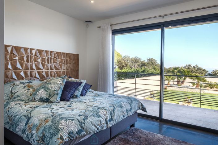 Image No.12-6 Bed Property for sale