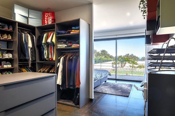 Image No.13-6 Bed Property for sale