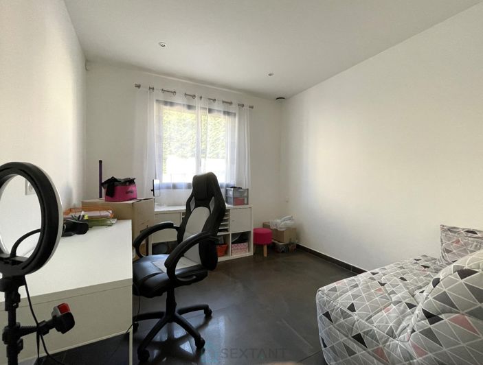 Image No.17-6 Bed Property for sale