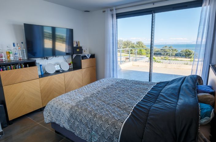 Image No.19-6 Bed Property for sale