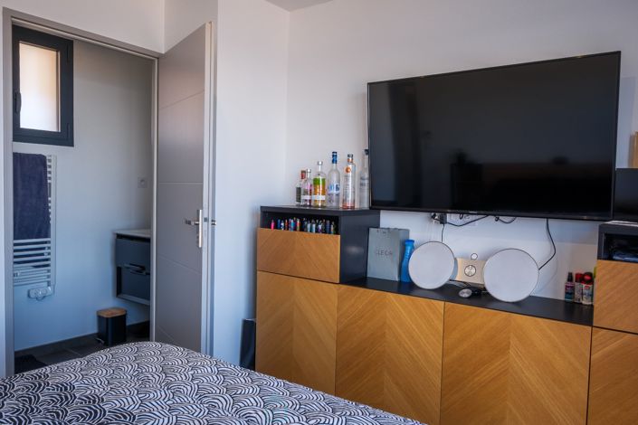 Image No.20-6 Bed Property for sale