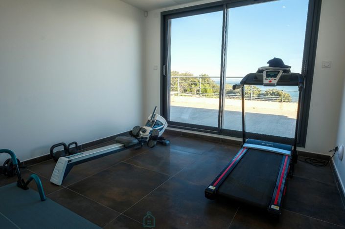 Image No.21-6 Bed Property for sale