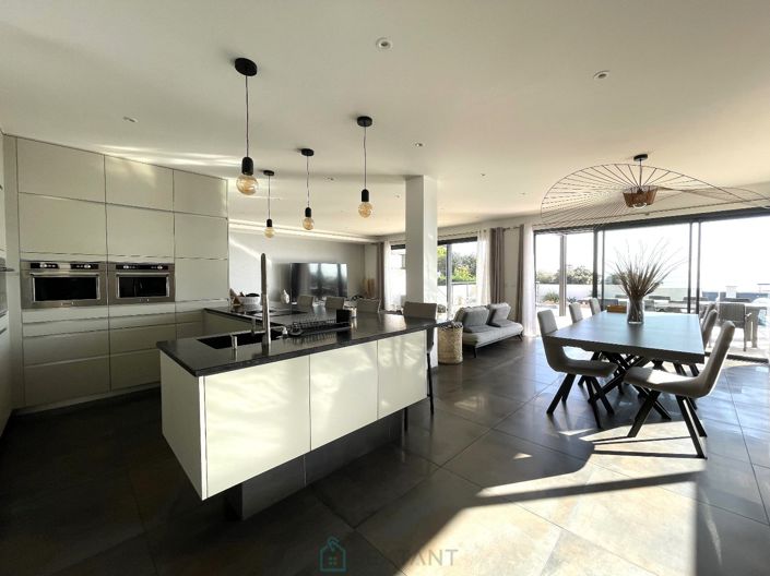 Image No.8-6 Bed Property for sale