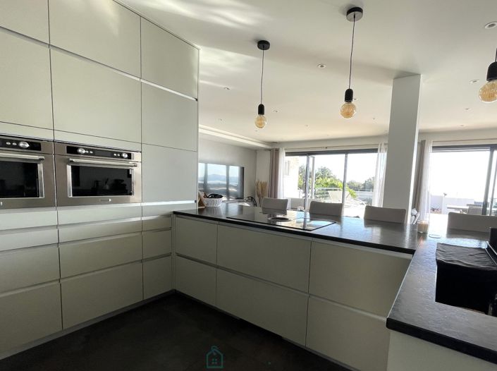 Image No.9-6 Bed Property for sale