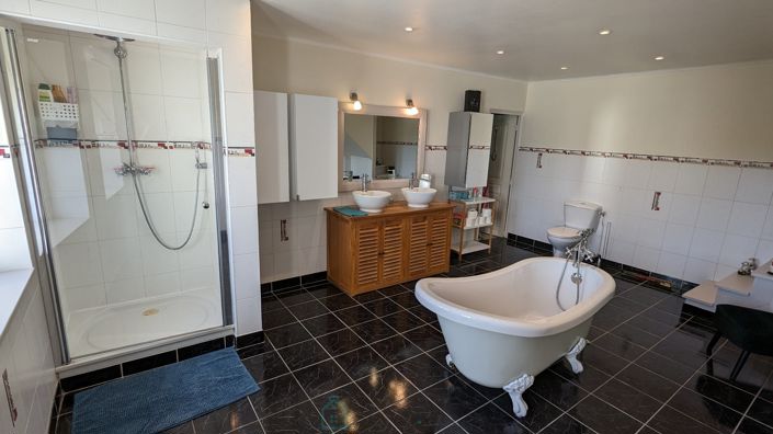 Image No.10-5 Bed Property for sale