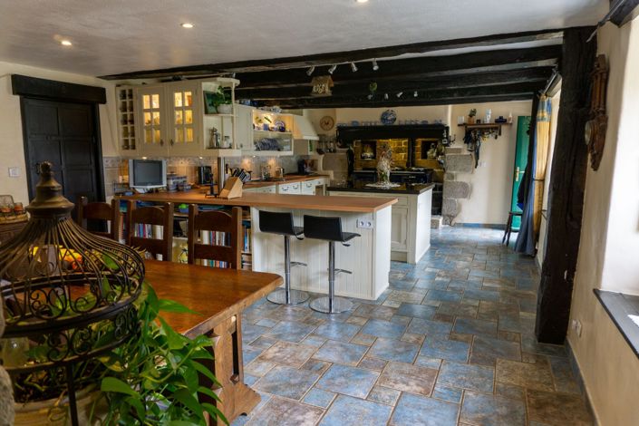 Image No.2-8 Bed Property for sale