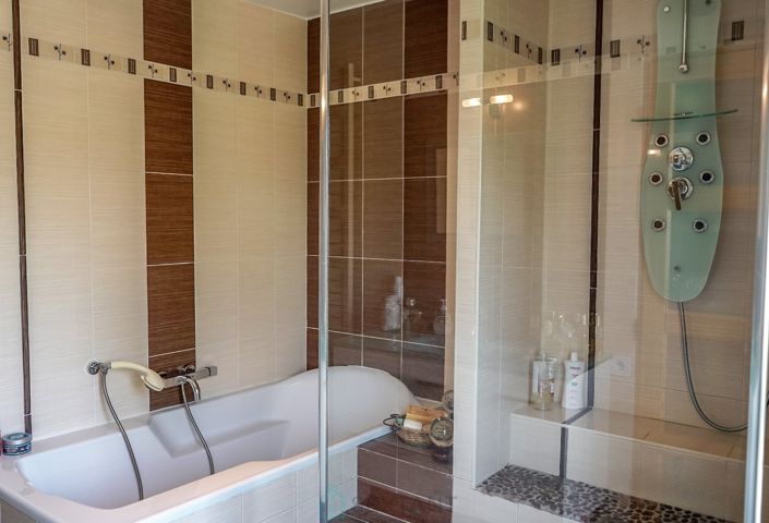 Image No.11-7 Bed Property for sale