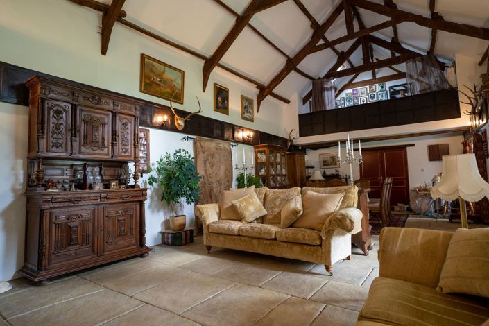 Image No.14-8 Bed Property for sale