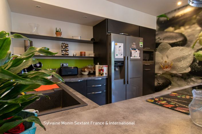 Image No.9-5 Bed Property for sale