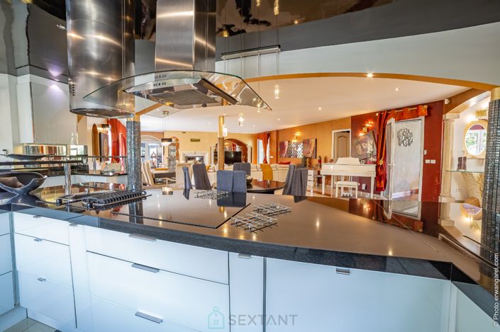 Image No.10-10 Bed Villa for sale