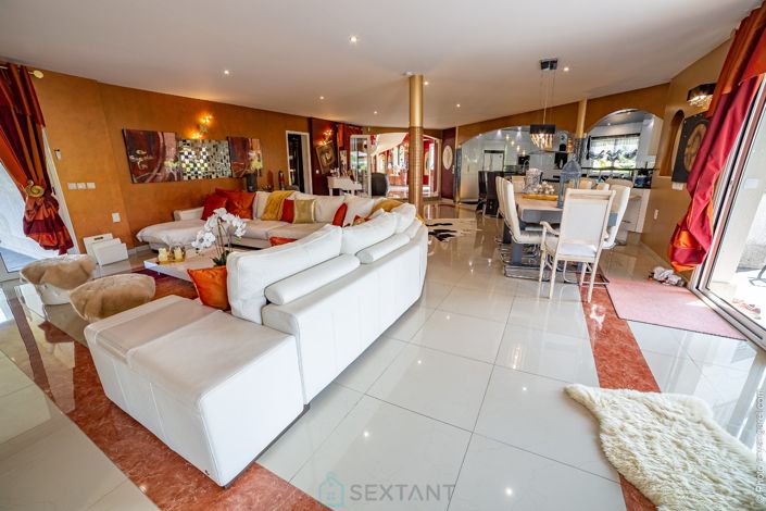 Image No.11-10 Bed Villa for sale