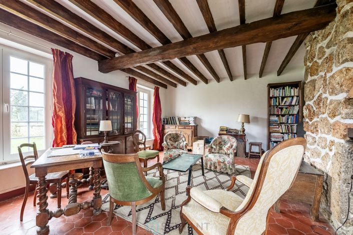 Image No.10-6 Bed Property for sale