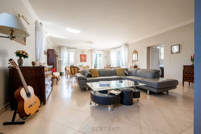 Image No.10-5 Bed Property for sale