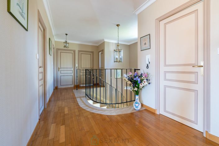 Image No.16-5 Bed Property for sale