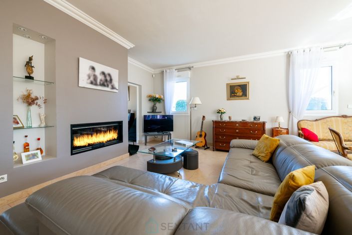 Image No.9-5 Bed Property for sale