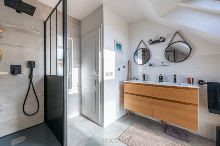 Image No.19-5 Bed Property for sale