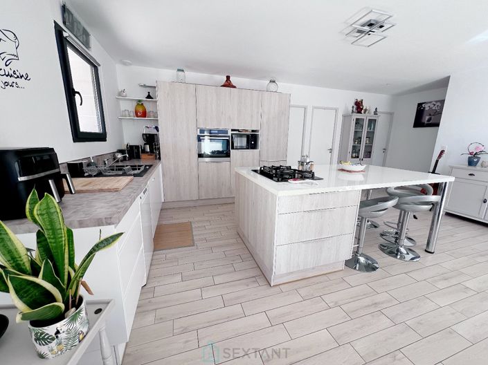 Image No.2-4 Bed House for sale