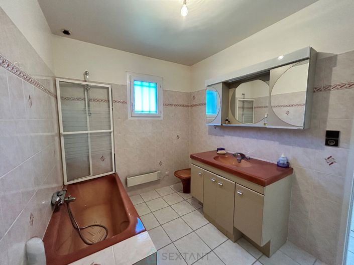 Image No.15-3 Bed Property for sale