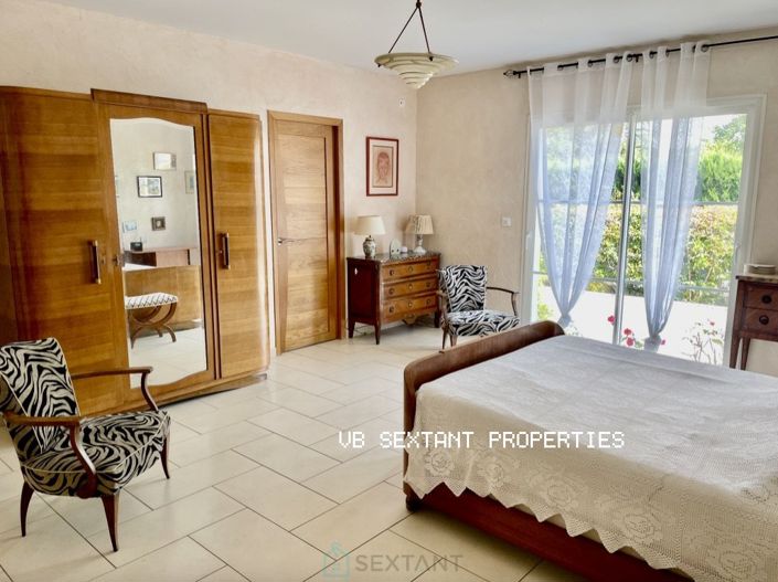 Image No.11-5 Bed Property for sale