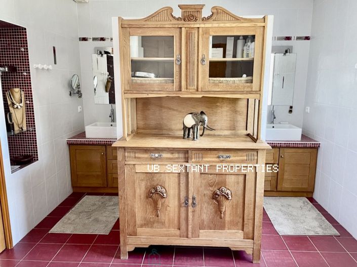 Image No.12-5 Bed Property for sale