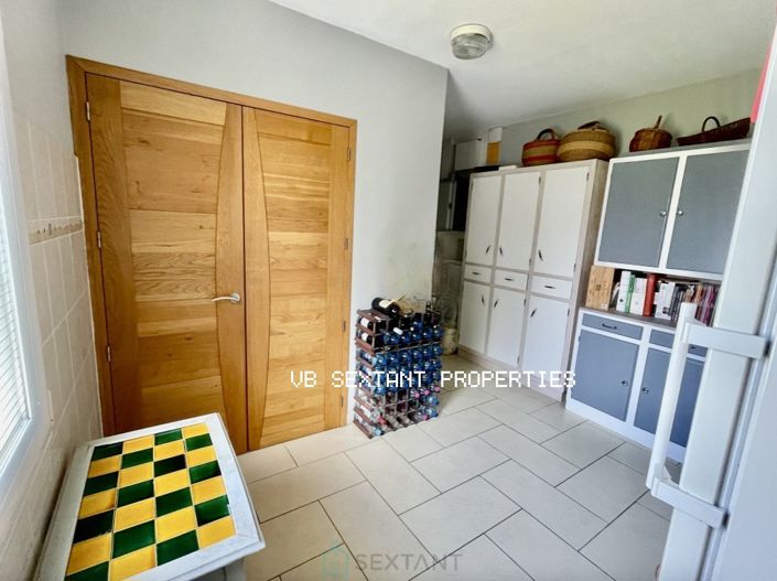 Image No.8-5 Bed Property for sale