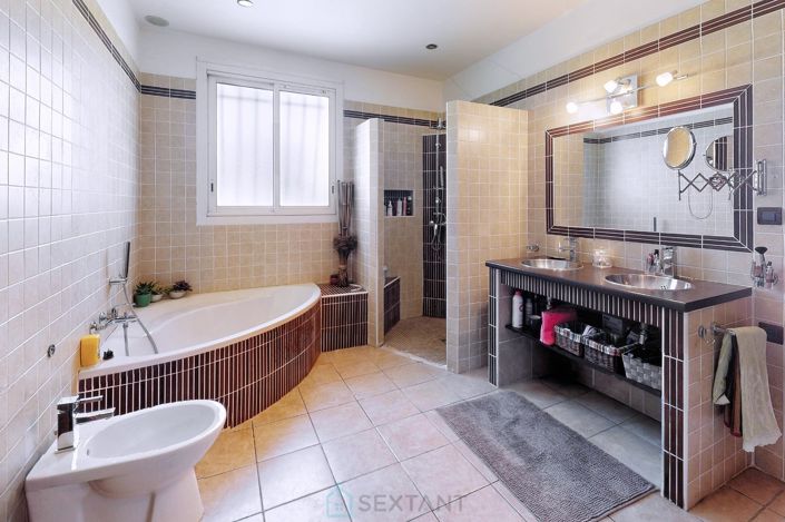 Image No.28-5 Bed Property for sale