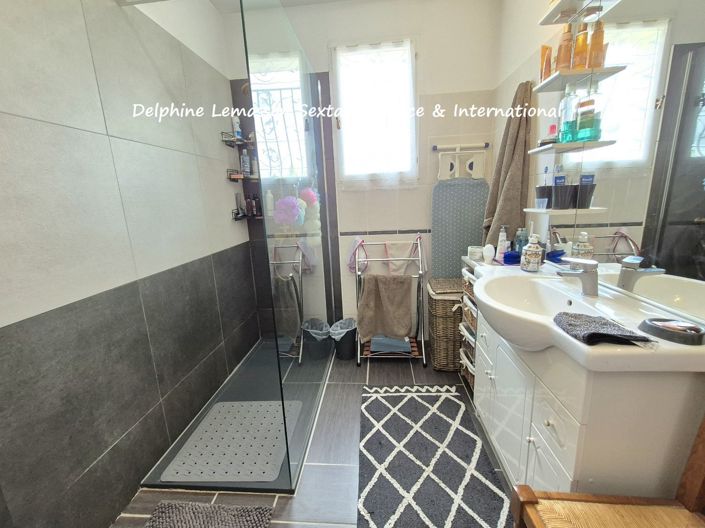 Image No.10-2 Bed Property for sale