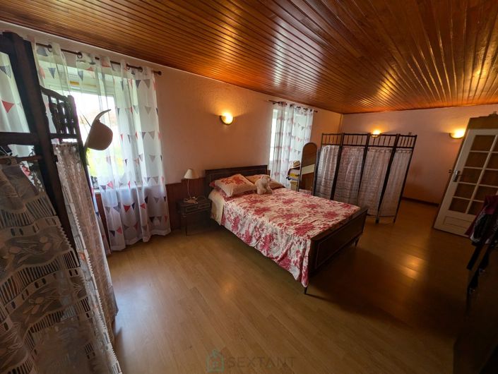 Image No.10-3 Bed Property for sale