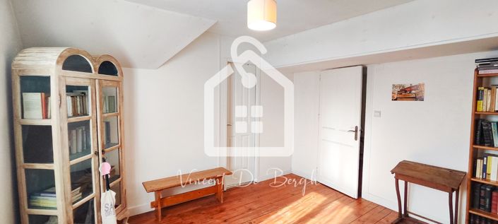 Image No.10-3 Bed Property for sale