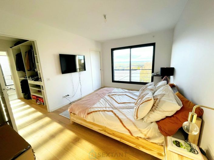 Image No.10-4 Bed Property for sale